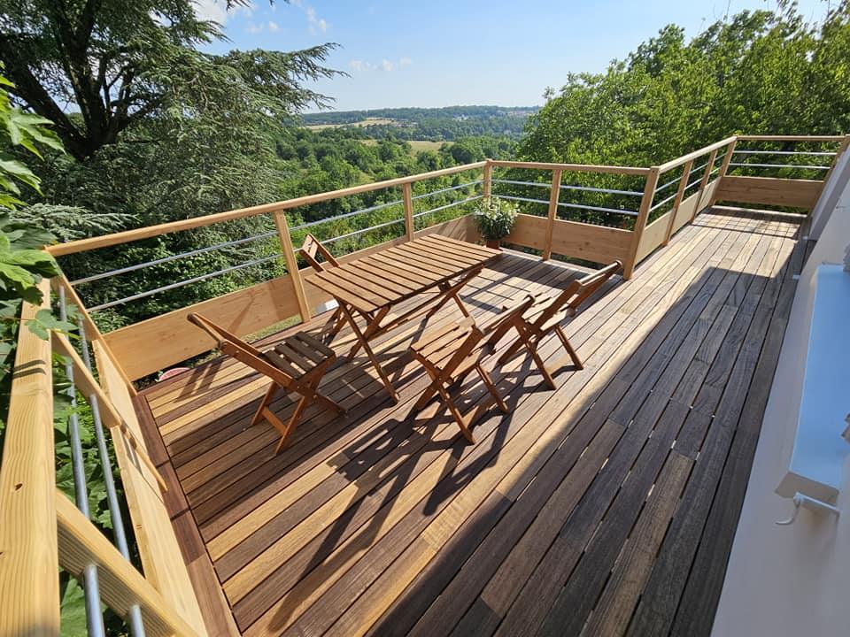balcon-bois-chaises